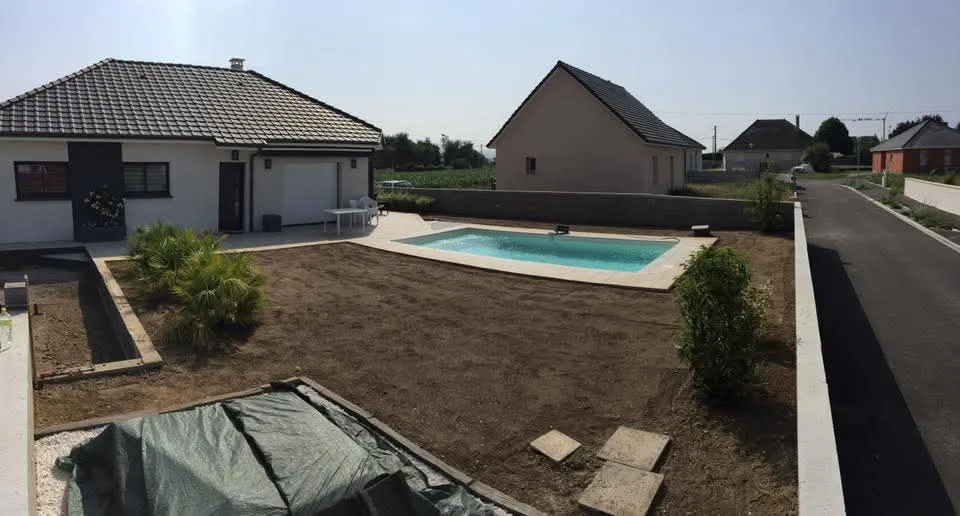 Jardin en cours d’aménagement autour d’une piscine existante